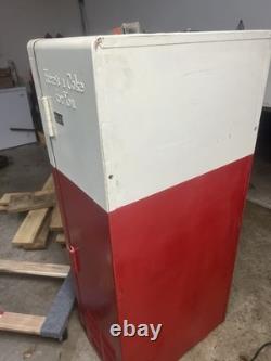 1942 vintage Coca-Cola machine