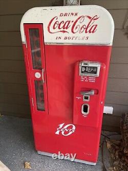 1950's Coca Cola Vendo 81 Coke Machine