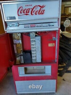 1968 Vintage Bottle Coke Machine. Very Rare Model Find! Vendo V 125A. 8oz Bottle