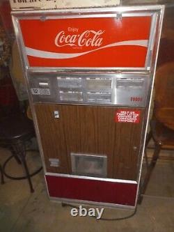 1979 vintage Coca-Cola vending machine. ALL original Working Condition