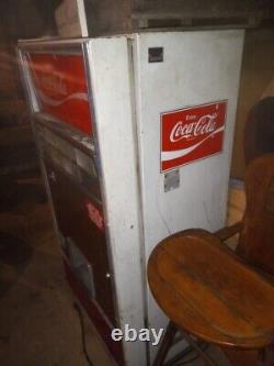 1979 vintage Coca-Cola vending machine. ALL original Working Condition
