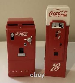 2020 Jacobs & Vendo Mini Coca Cola Vending Machines & Display Shelf