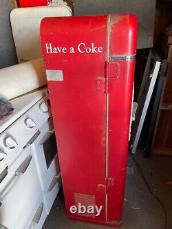 50'S VMC-33 Coca Cola Machine UNRESTORED GOOD LOOKING ALL ORIGINAL. 10 CENTS