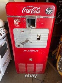 50'S VMC-33 Coca Cola Machine UNRESTORED GOOD LOOKING ALL ORIGINAL. 10 CENTS