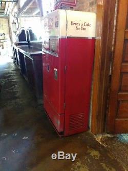Antique Red and White Vendo 83 Coca cola vending machine