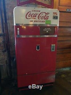 Antique Red and White Vendo 83 Coca cola vending machine