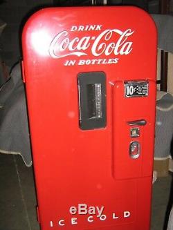Beautifully Restored Antique Coca-Cola Machine Vendo V39 Circa 1949