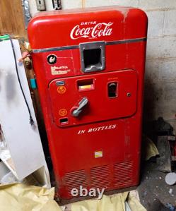 Coca-Cola Vintage Soda Vending Machine Red Drink Coca-Cola In Bottles