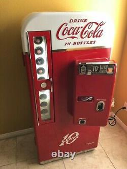 Coca Cola machine Vendo 81D professionally restored, one tiny scratch. Stored in