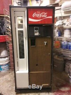 Coca cola machine model css-8-64 in working original condition