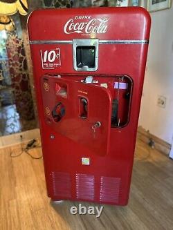 Coco-Cola Vending Machine 1956 3-D Model 32