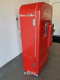 Coke Machine Model 39b5 k 1950, in Good Working Condition