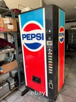 Dixie Narco 440 Drink Vending Machine 8 Selection