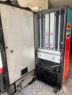 Dixie Narco 440 Drink Vending Machine 8 Selection