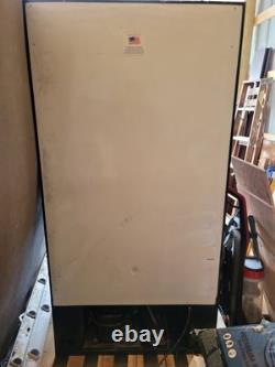 Dixie-Narco 501E Vending Machine, Soda/Drink. Used Untested Missing Lock