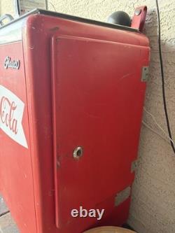 Glasco Coca-Cola Vintage Red Coin-Operated Soda Vending Machine Glasco Coca-Cola Vintage Red Coin-Operated Soda Vending Machine