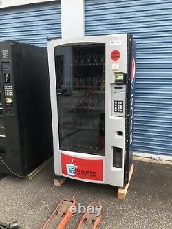 Nice And Clean Royal Rvv500 Glass Front Soda / Drink Vending Machine With Arm