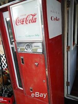 Original vintage Coca Cola bottled vending machine. In working condition