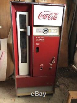 Original vintage Coca Cola bottled vending machine. In working condition. 1960s