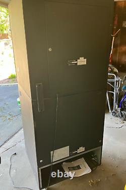 Seaga Vending Machine Snack Soda Combo RC-800 (Missing Compressor Assembly)