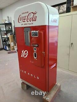 Vendo 39 vintage coke machine, fully restored inside and outside