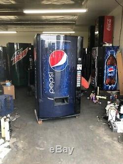 Vendo 516-8 Soda Vending Machine WithCoin & Bill Accept (Pepsi) Bubble Front