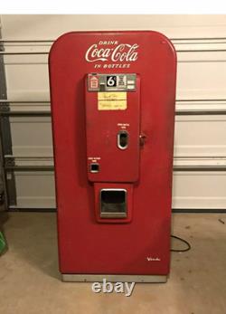 Vendo Soda Vending Machine Coca-Cola Red Front Drink Coca-Cola in Bottles