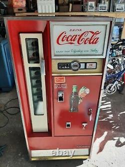 Vintage Coca-Cola Cavalier CS-64-C Coke Machine. Working. ICE COLD