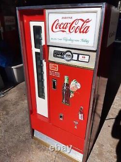 Vintage Coca-Cola Cavalier CS-64-C Coke Machine. Working. ICE COLD