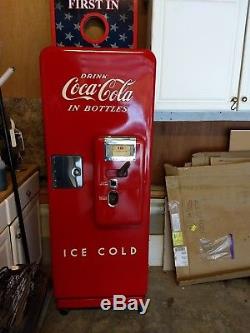 Vintage Coke Machine Cavalier 51, original paint, Runs and Cools. Great shape