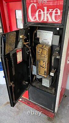 Vintage Coke Vending Machine Cavalier USS-8-64 with Key
