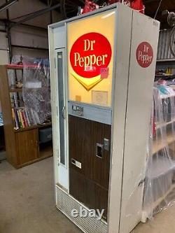 Vintage Dr Pepper Vending Machine. Runs and works