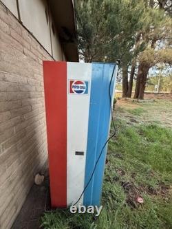 Vintage Pepsi Vending Machine Yes It Works. It Has 2 Extra Coin Mechanism Parts