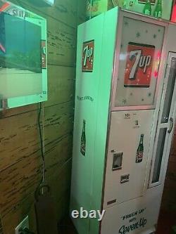 Vintage Retro Mod 7 Up Bottle Advertising 10 Cent Soda Vending Machine